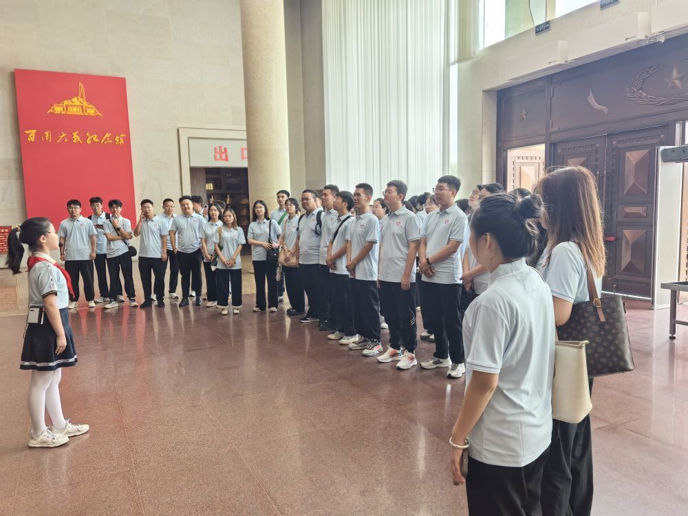 2026年7月,山西省阳泉市百团大战纪念馆的“红领巾讲解员”正在为前来学习参观的团队进行讲解。(受访者供图)