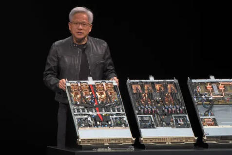 英伟达CEO黄仁勋展示芯片