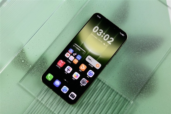华为Mate 90 Pro Max典藏版上手:翡冷翠很抢眼!积木壳也有新玩法