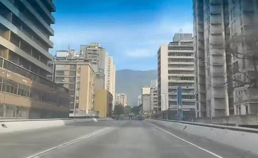 美国袭击委内瑞拉后的第一天,大部分当地人都躲在家里,防备可能的第二次袭击。受访者供图