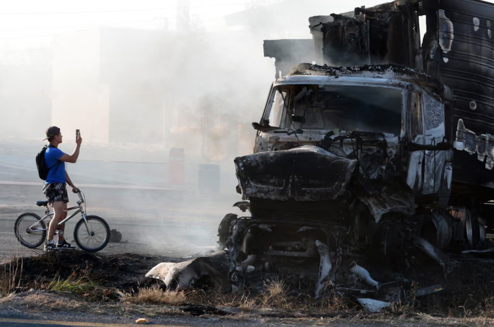 ▲内梅西奥被击毙后,贩毒分子纵火焚烧车辆