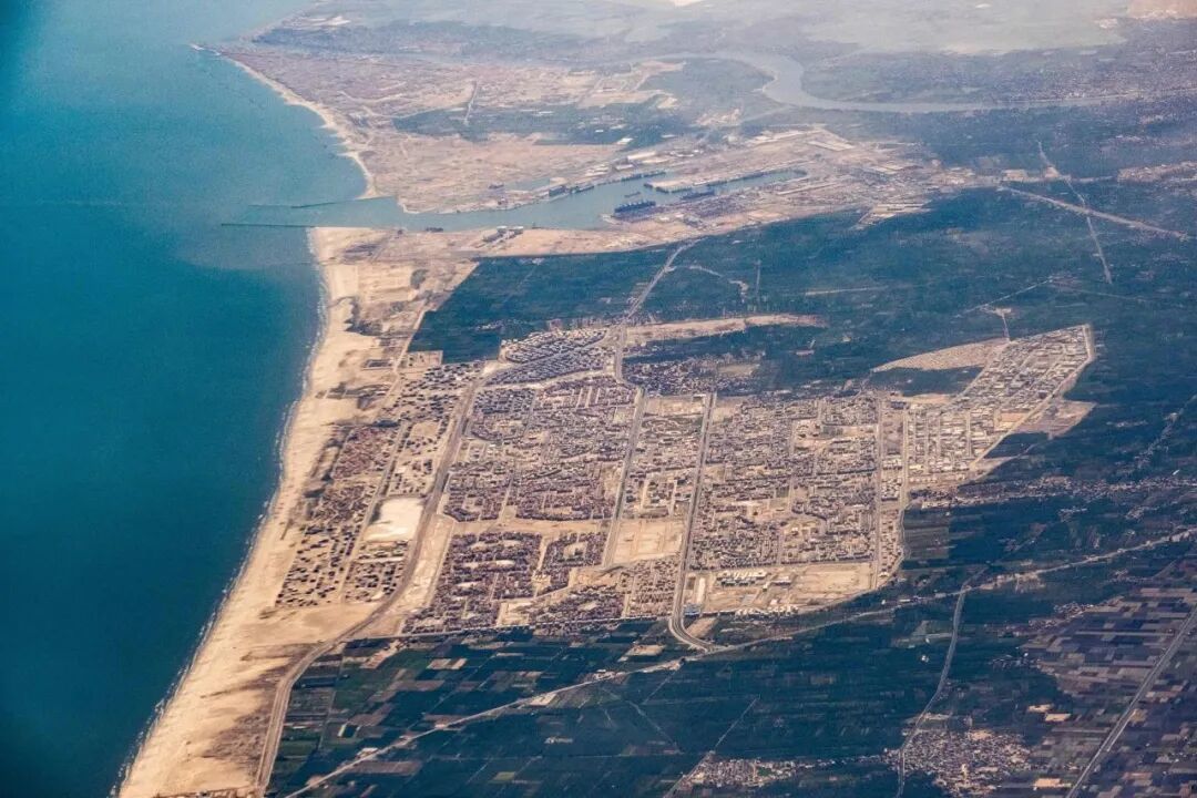 2021年5月28日,埃及地中海北部沿岸城市达米埃塔口岸的航拍图。