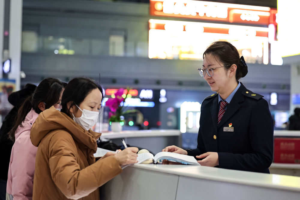 2026年2月2日,甘肃兰州西站工作人员为旅客提供服务。新华社发(侯崇慧 摄)