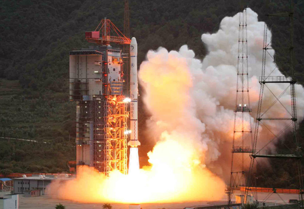 2007年10月24日,搭载着我国首颗探月卫星嫦娥一号的长征三号甲运载火箭在西昌卫星发射中心三号塔架点火发射。新华社记者 李刚 摄