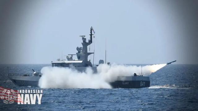 ▲印尼海军KCR-40导弹艇发射艇上装备的C-705反舰导弹瞬间