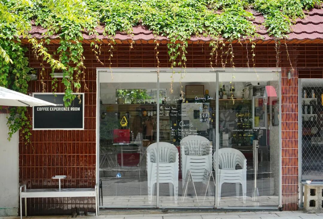 摄图网_701492875_绿植藤蔓装饰的咖啡馆门店_(企业商用).jpg