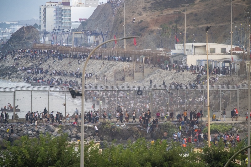 2026年7月30日，西班牙北非飞地休达，大量非法移民从摩洛哥方向经海路进入西班牙北非飞地休达。 IC Photo
