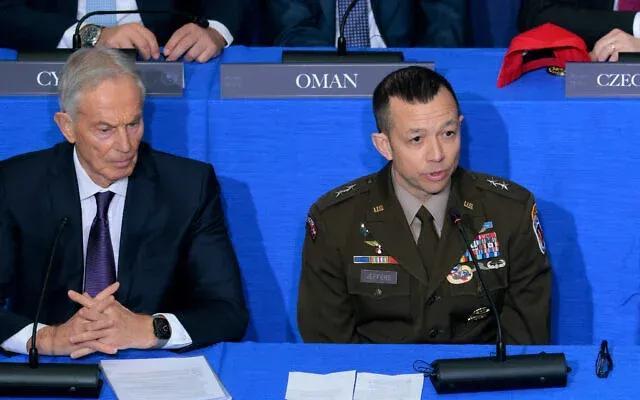 杰弗斯少将(右一)