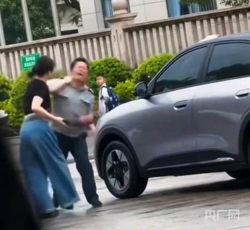 事发现场周边群众拍摄到的画面(央广网发)