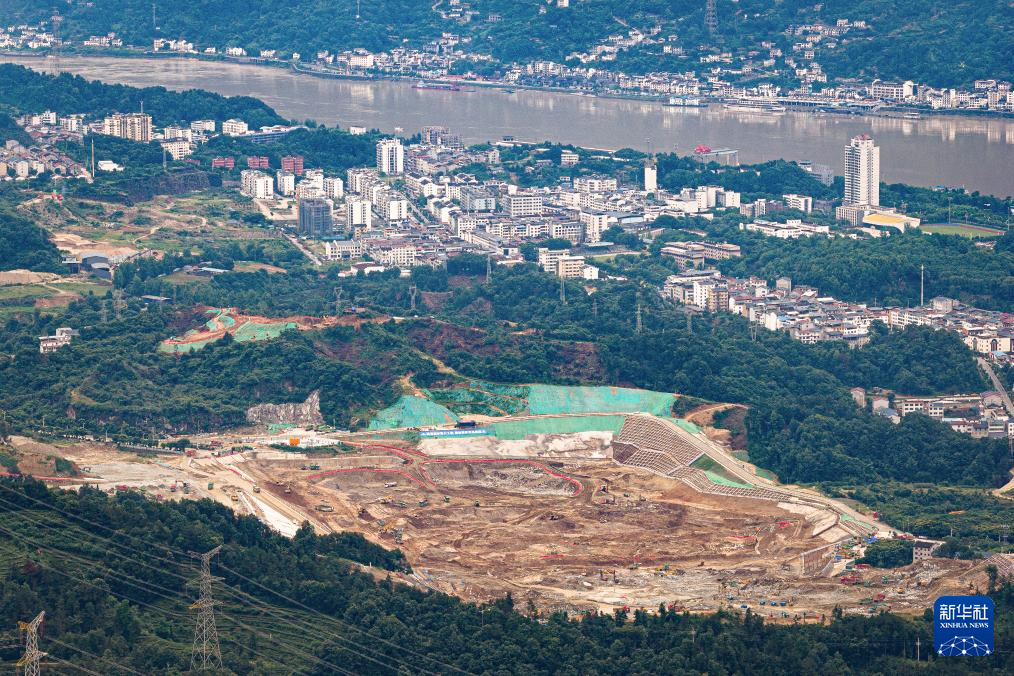 6月8日拍摄的三峡水运新通道工程三峡枢纽新通道施工现场。新华社记者 肖艺九 摄