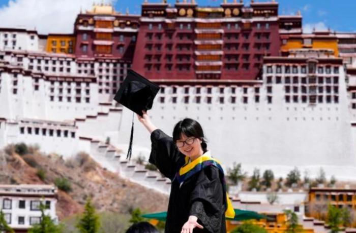 资料图:身着学士服的西藏大学学生在布达拉宫广场拍照。 中新社记者 李林 摄