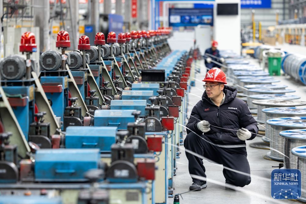 ↑ 2月24日,工人在位于江苏省泰州市海陵区的江苏金桥焊材科技有限公司生产线上忙碌。新华社发(汤德宏摄)