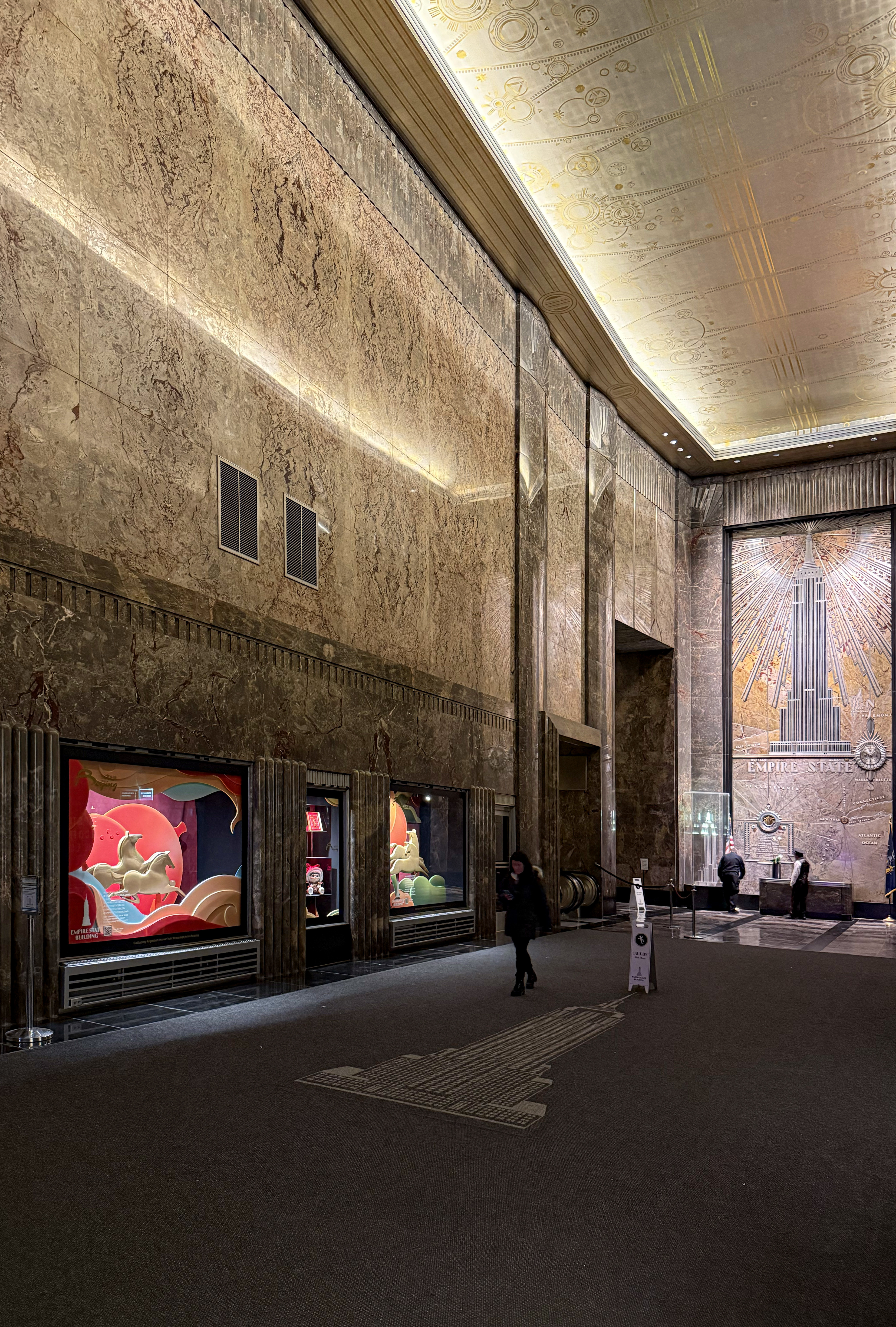 纽约帝国大厦马年吉庆生肖橱窗展。