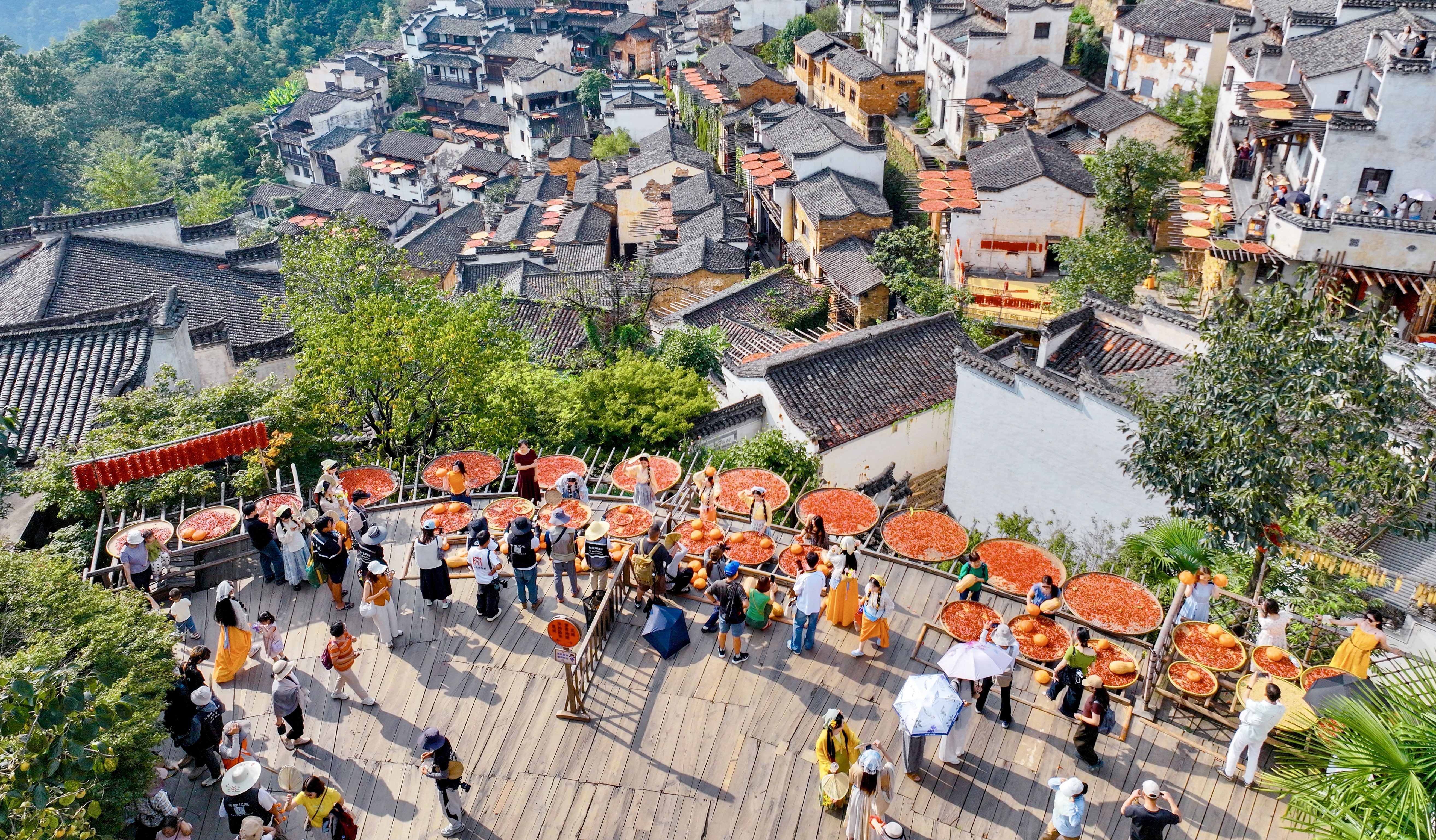 婺源县篁岭村的晒秋景象（9月15日摄，无人机照片）。新华社记者 胡晨欢 摄
