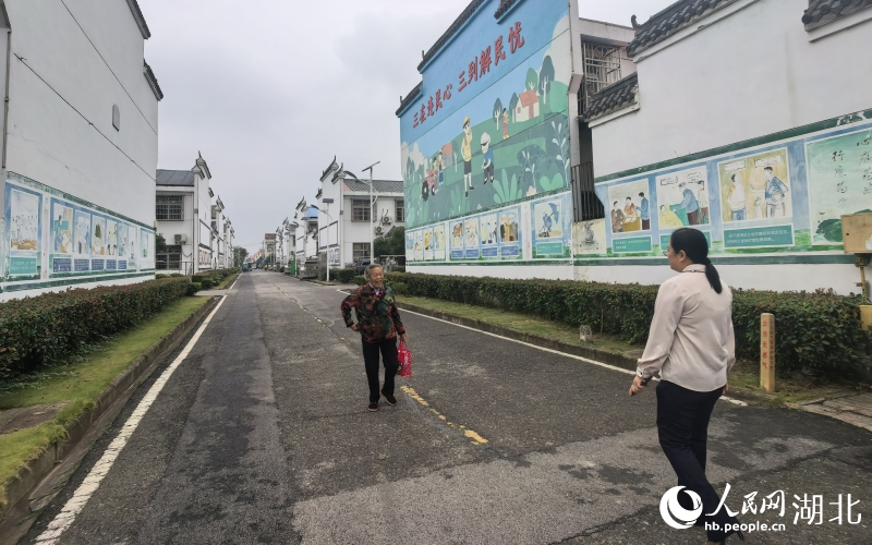 黄玲与村民相遇并交谈。人民网记者 周雯摄