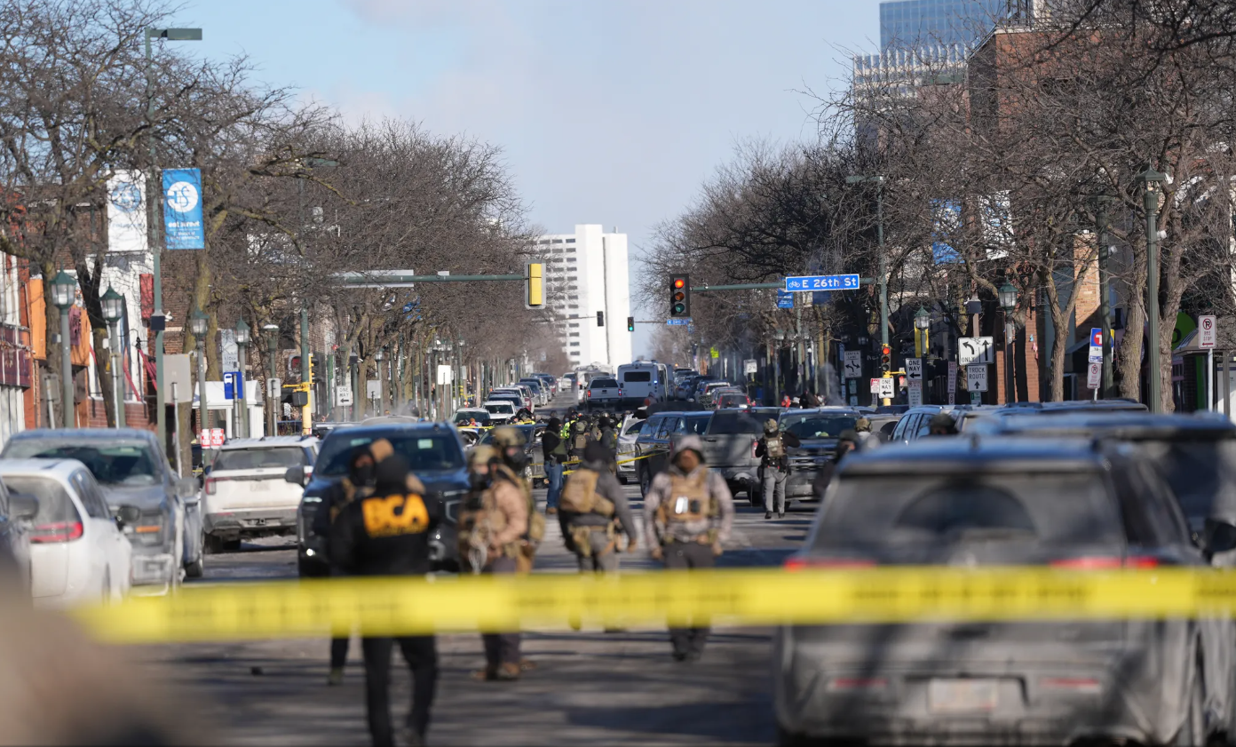 △24日，明尼阿波利斯街头，联邦执法人员封锁了枪击现场