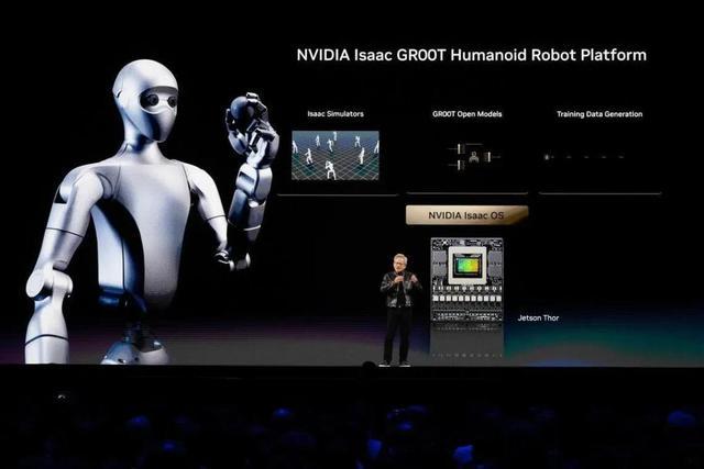 NVIDIA Isaac GR00T人形机器人平台展示 / 舞台展示英伟达人形机器人平台及技术架构