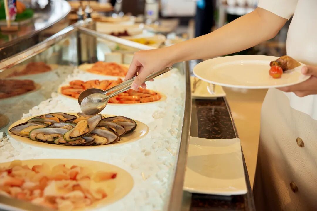 摄图网_507710952_自助餐厅取餐手部动作特写(企业商用).jpg