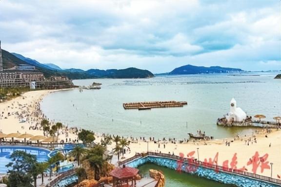 游客打卡定海湾山海运动小镇。受访者供图