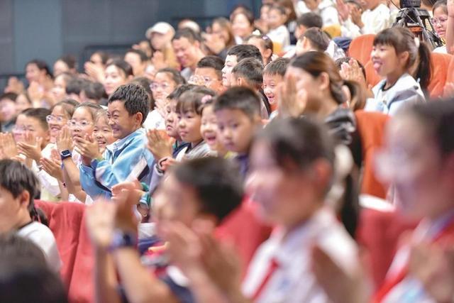 来自全国各地的小朋友参加“成语之夜”颁奖活动。