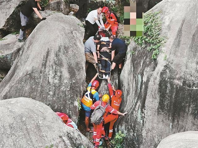 救援人员将伤者抬出石洞。(北极星救援队 供图)