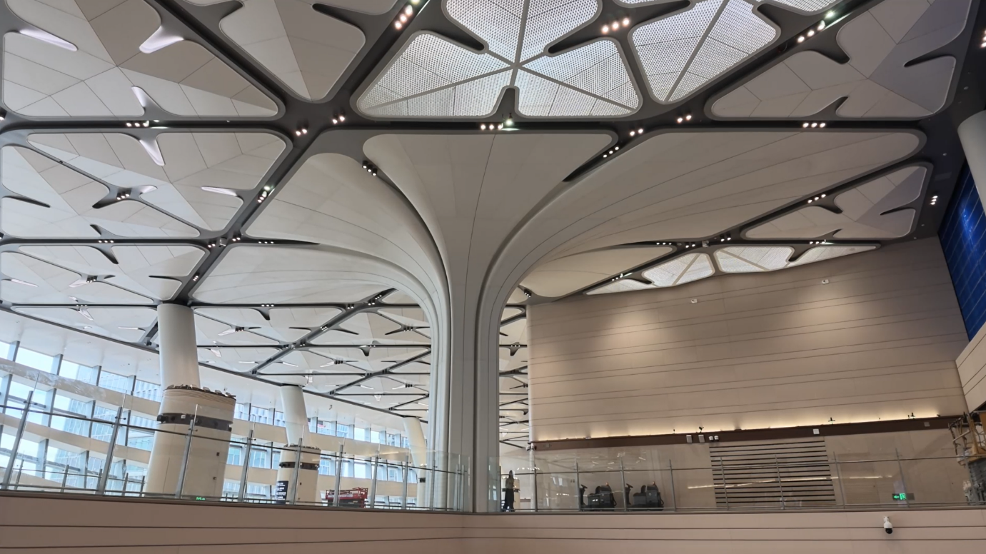 △皇岗口岸港区口岸内部 巨大的结构柱如同花枝向上延伸