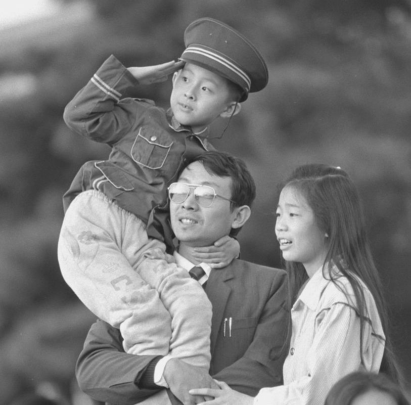 1993年10月1日清晨,数以万计的北京市民和外地游客前往北京天安门广场,观看隆重庄严的升国旗仪式。新华社记者 李明放 摄