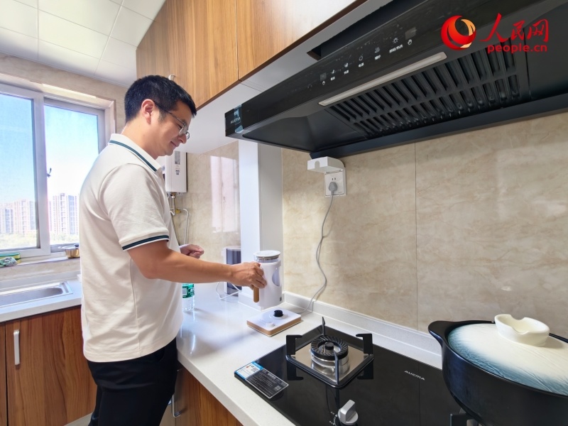 宋晓明在人才公寓里。人民网记者 李博摄