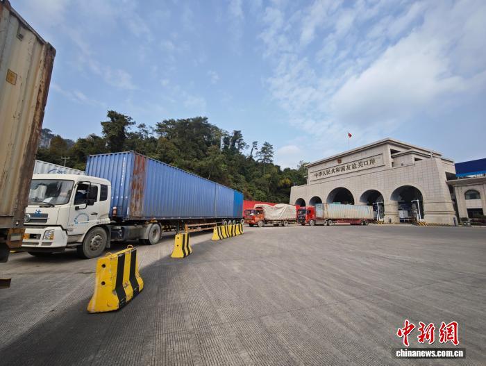 2026年1月17日，广西凭祥市友谊关口岸繁忙的货检现场。友谊关口岸是中国通往越南及东盟各国最大的陆路口岸。　叶子 摄