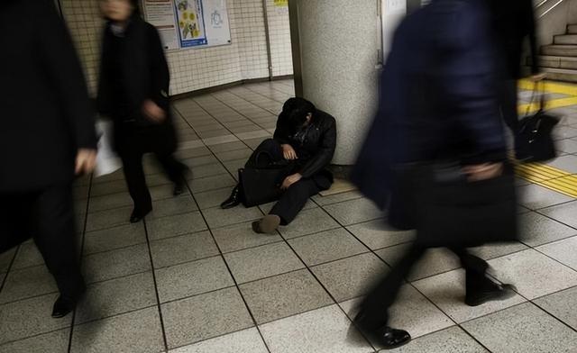 日本社会近况：年青东谈主活像丧尸，老年东谈主喝酒等死，中年东谈主被逼自尽