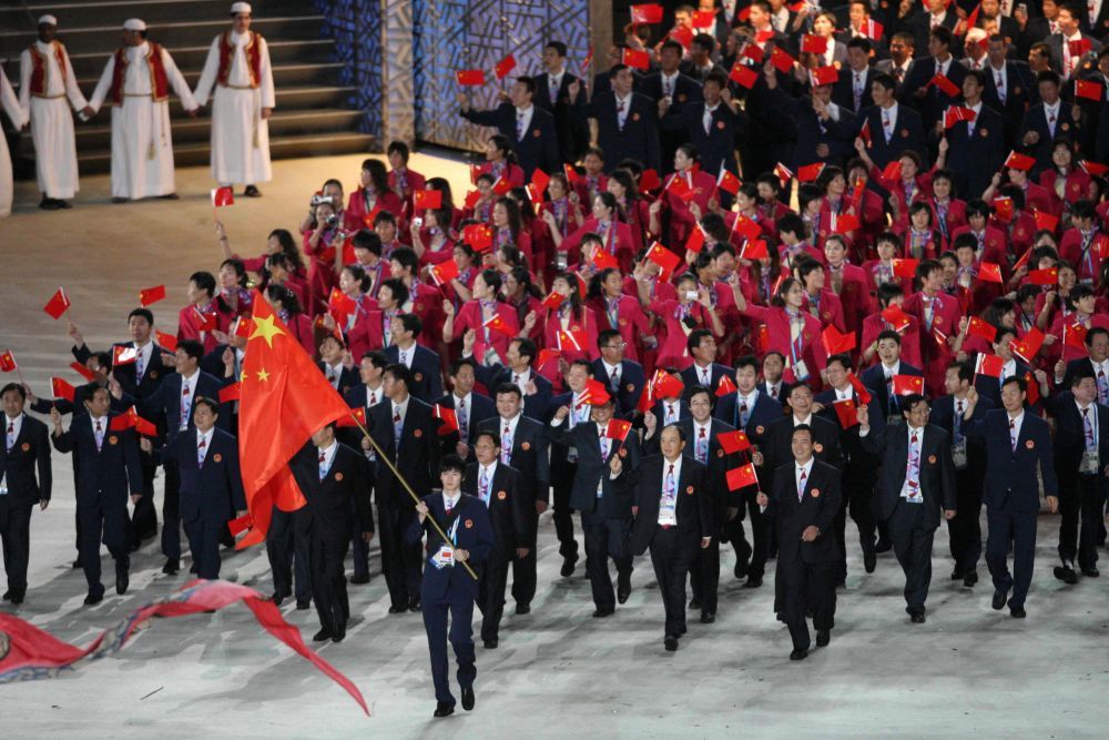 2006年12月1日,第15届亚运会开幕式在卡塔尔多哈举行。这是中国体育代表团入场。 新华社记者 邢广利 摄