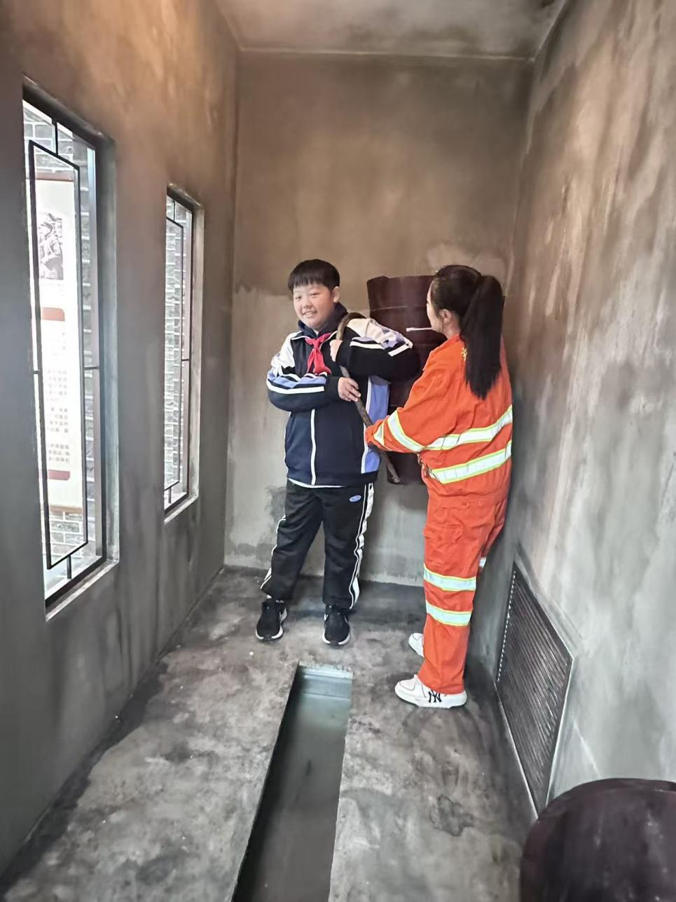 参观游客体验背粪桶。受访者供图