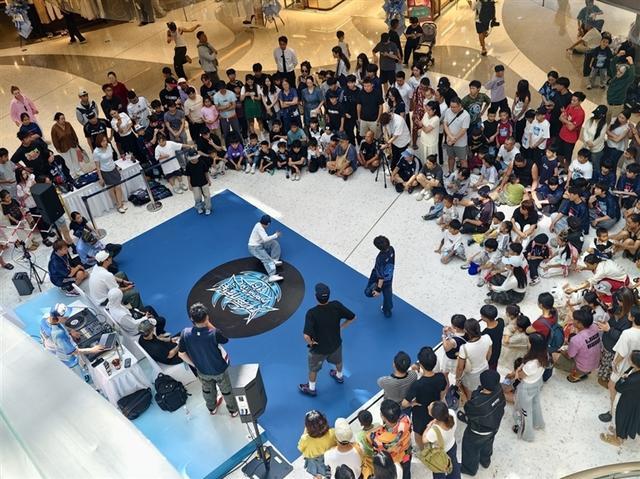 国庆假期，三亚湾壹号商场上演街舞展演，丰富多彩的文体活动吸引众多市民游客驻足观看。