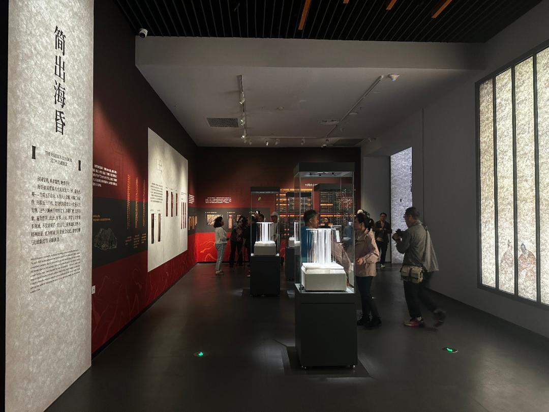 “书香海昏——汉代海昏侯国简牍文化展”展览现场。澎湃新闻记者 顾维华 摄