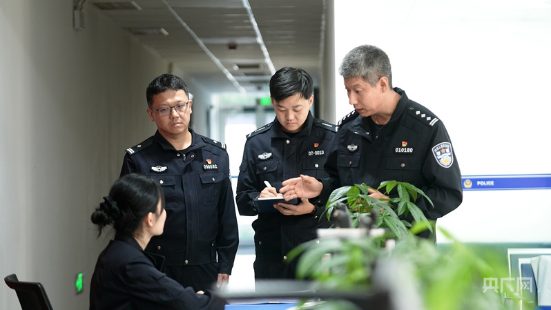 毛博文(右一)与同事对接窗口智慧升级工作(央广网记者 韩雨晨 摄)