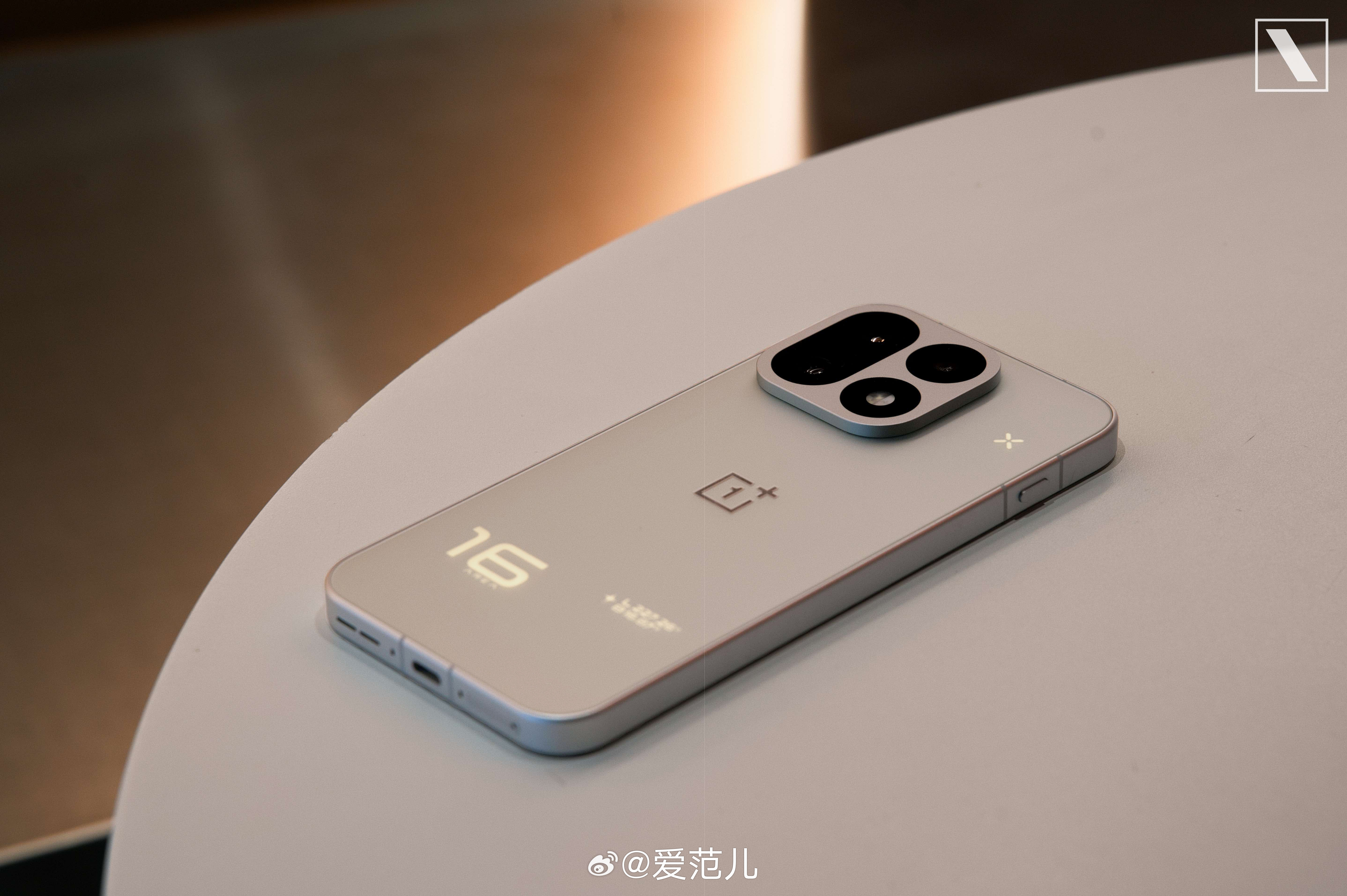 #爱范儿图赏#|一加 16:背面藏着一片星空 爱范君已经提前拿到一加