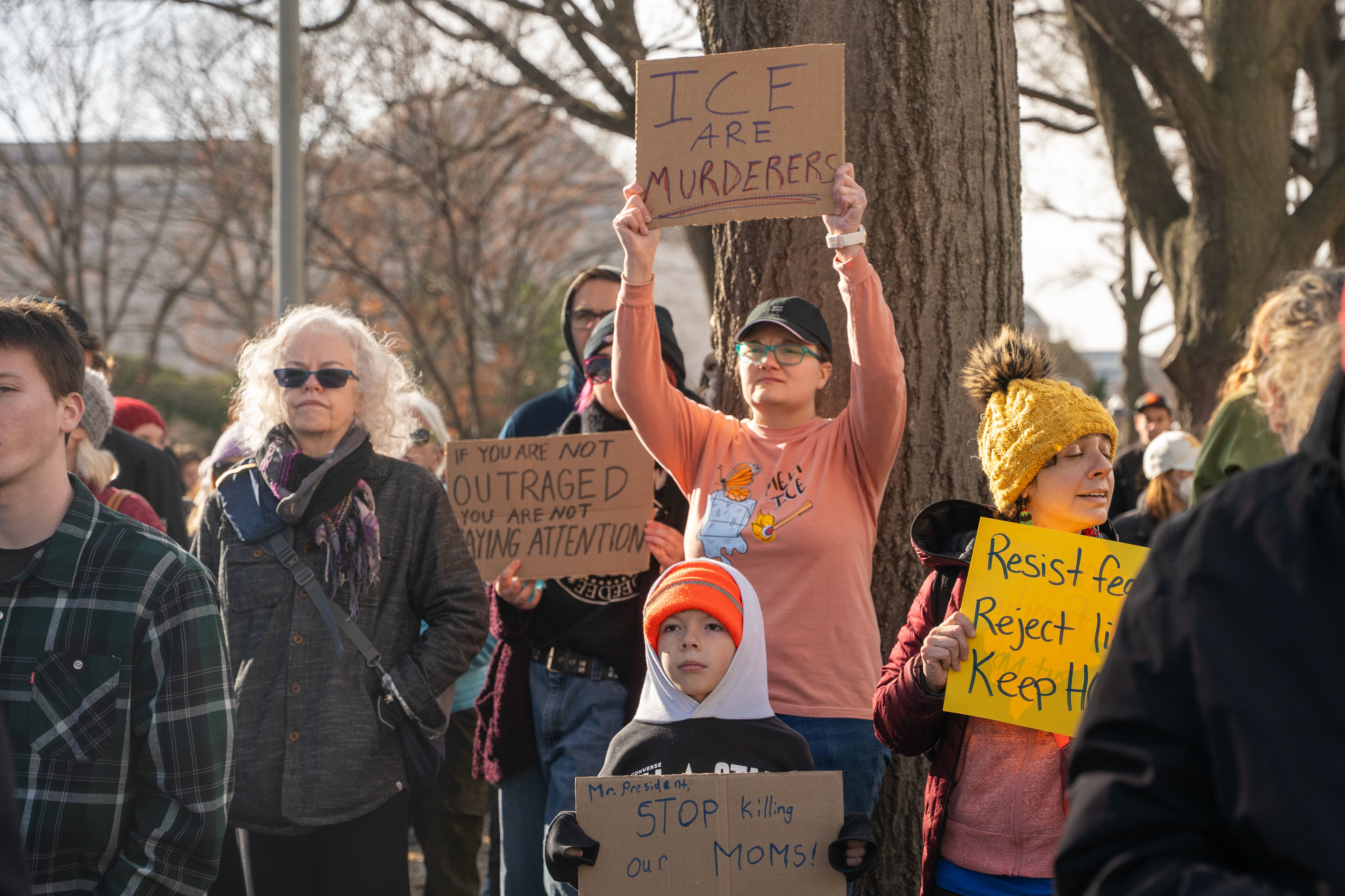 1月11日,在美国首都华盛顿,民众抗议移民与海关执法局暴力执法。近日,美国多地民众举行游行示威,抗议移民与海关执法局(ICE)执法人员在明尼苏达州明尼阿波利斯市开枪打死一名美国籍女子。新华社发(李源清摄)