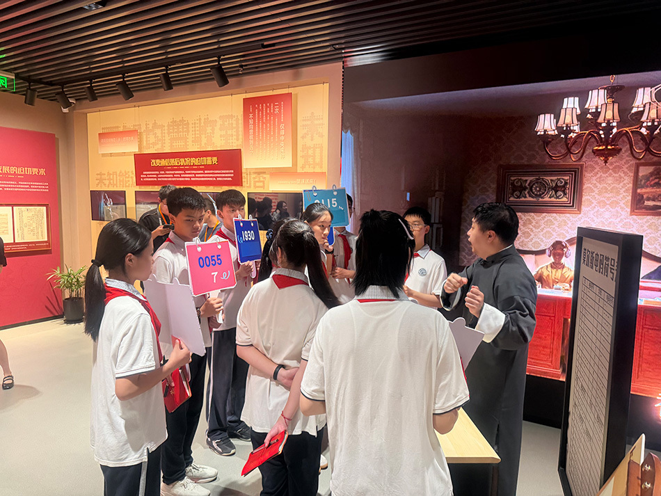 6月2日,杨润昊和他的学生们在中国共产党无线电密码通信工作诞生地历史陈列展上大思政课。澎湃新闻记者 邹娟 摄