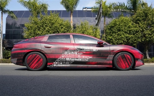 方程豹首款轿车谍照曝光！车长超5米 车身贴纸透露命名玄机