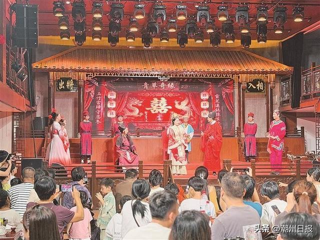 游客在潮安区基泰中草药文化旅游区观看民俗文化表演。 安文旅 供
