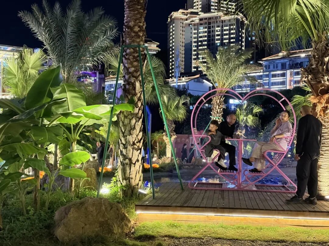 市民体验夜景打卡区。 (2).jpg