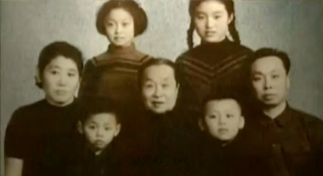 敬一丹(后排左)全家福