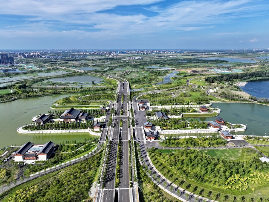 这是位于雄安新区启动区与白洋淀交汇处的南河枢纽(2026年8月4日摄,无人机照片)。新华社记者 牟宇 摄