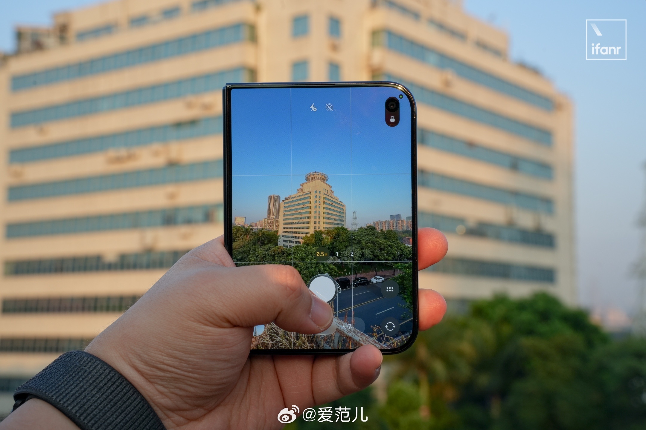 【iPhone Duo 一周体验:续航赢了 Pro,但没了实体卡和