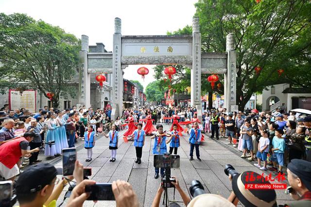 南后街牌坊下，名城少年们用艺术演绎对话坊巷先贤。