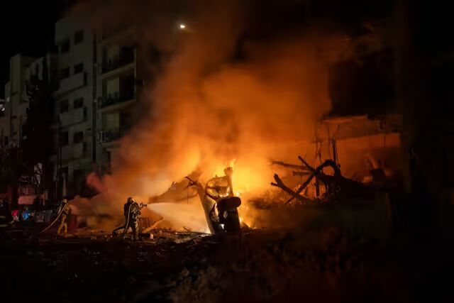 以色列特拉维夫市中心周六发生导弹袭击后,火灾燃烧。