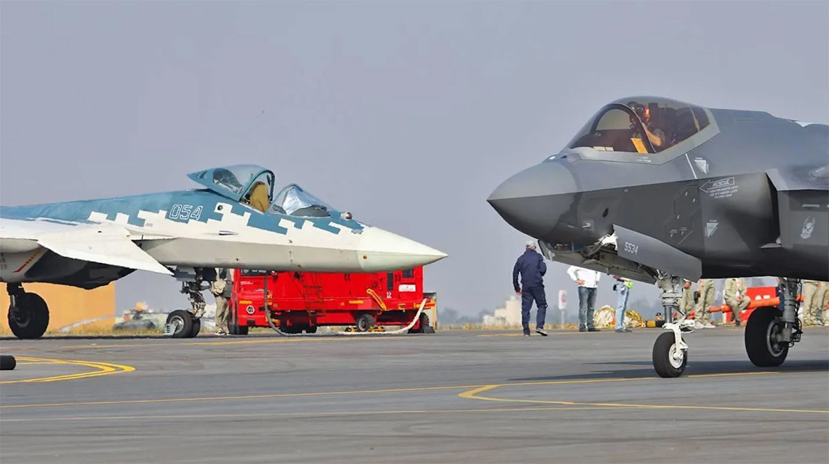 日前在印度航展上,苏-57和F-35首次同台竞技。 美国“战区”网站