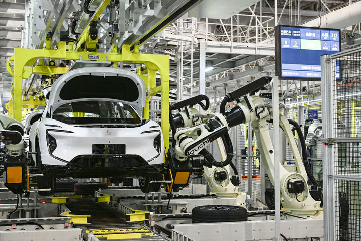 2025年3月6日在位于重庆的长安汽车数智工厂总装车间拍摄的自动化生产作业现场。新华社记者 王全超 摄