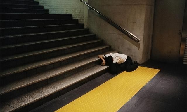 日本社会近况：年青东谈主活像丧尸，老年东谈主喝酒等死，中年东谈主被逼自尽