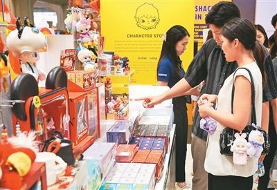 图为2025年5月19日,顾客在泰国曼谷尚泰世界购物中心的泡泡玛特门店选购商品。新华社记者 孙玮彤摄